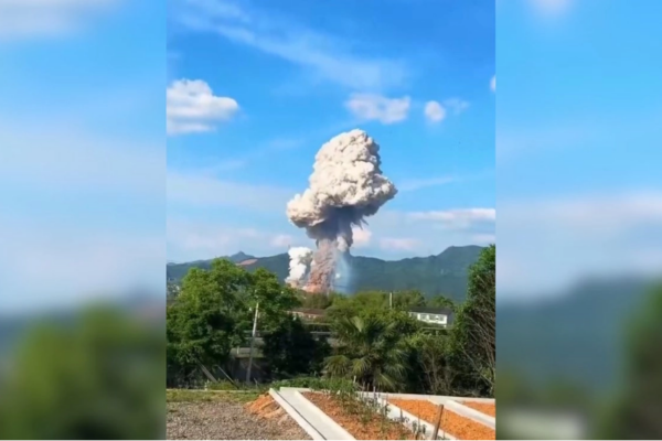 Una explosión acaecida el día de ayer en una fábrica de fuegos artificiales ubicada en Liuyang, municipio perteneciente a la ciudad de Changsha, en el centro de China, se ha cobrado la vida de al menos 21 personas y ha dejado a otras 61 heridas. Los hechos ocurrieron en el taller de la empresa Changsha Liuyang Huasheng Fireworks Manufacturing and Display, lugar en el cual continúan las labores de rescate, según ha recogido la agencia de noticias china Xinhua, que agrega que el Ministerio de Gestión de Emergencias ha enviado a un equipo para guiar las labores de rescate y socorro.Concretamente, hasta el lugar del accidente enviaron cinco equipos de rescate, con un total de 482 efectivos, amén de médicos provinciales y municipales para atender a los rescatados. Ante esta coyuntura, el propio presidente de China, Xi Jinping, ha pedido realizar el "máximo esfuerzo" para buscar a las personas que continúan desparecidas y rescatar a las que resultaron heridas, al tiempo que reclamó una pronta investigación sobre el accidente y que los responsables rindan cuentas. "Las autoridades de todas las regiones y departamentos deben extraer lecciones profundas del accidente y reforzar la responsabilidad en materia de seguridad en el lugar de trabajo", ha destacado Xi, que también es secretario general del Comité Central del Partido Comunista del país y presidente de la Comisión Militar Central. En esa línea ordenó fortalecer la detección de riesgos y el control de peligros en sectores claves, mejorar la gestión de la seguridad pública y realizar esfuerzos para salvaguardar la vida y la propiedad de las personas. Por el momento, ya ha sido abierta una investigación sobre las causas del accidente, y las autoridades de seguridad pública han detenido al responsable de la empresa implicada.