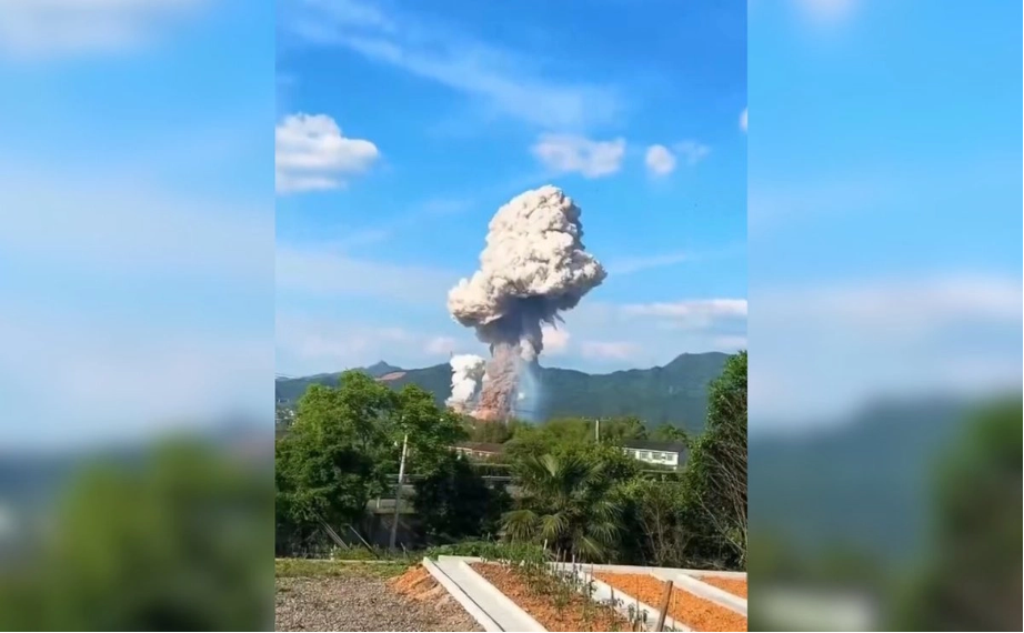 Una explosión acaecida el día de ayer en una fábrica de fuegos artificiales ubicada en Liuyang, municipio perteneciente a la ciudad de Changsha, en el centro de China, se ha cobrado la vida de al menos 21 personas y ha dejado a otras 61 heridas. Los hechos ocurrieron en el taller de la empresa Changsha Liuyang Huasheng Fireworks Manufacturing and Display, lugar en el cual continúan las labores de rescate, según ha recogido la agencia de noticias china Xinhua, que agrega que el Ministerio de Gestión de Emergencias ha enviado a un equipo para guiar las labores de rescate y socorro.Concretamente, hasta el lugar del accidente enviaron cinco equipos de rescate, con un total de 482 efectivos, amén de médicos provinciales y municipales para atender a los rescatados. Ante esta coyuntura, el propio presidente de China, Xi Jinping, ha pedido realizar el "máximo esfuerzo" para buscar a las personas que continúan desparecidas y rescatar a las que resultaron heridas, al tiempo que reclamó una pronta investigación sobre el accidente y que los responsables rindan cuentas. "Las autoridades de todas las regiones y departamentos deben extraer lecciones profundas del accidente y reforzar la responsabilidad en materia de seguridad en el lugar de trabajo", ha destacado Xi, que también es secretario general del Comité Central del Partido Comunista del país y presidente de la Comisión Militar Central. En esa línea ordenó fortalecer la detección de riesgos y el control de peligros en sectores claves, mejorar la gestión de la seguridad pública y realizar esfuerzos para salvaguardar la vida y la propiedad de las personas. Por el momento, ya ha sido abierta una investigación sobre las causas del accidente, y las autoridades de seguridad pública han detenido al responsable de la empresa implicada.
