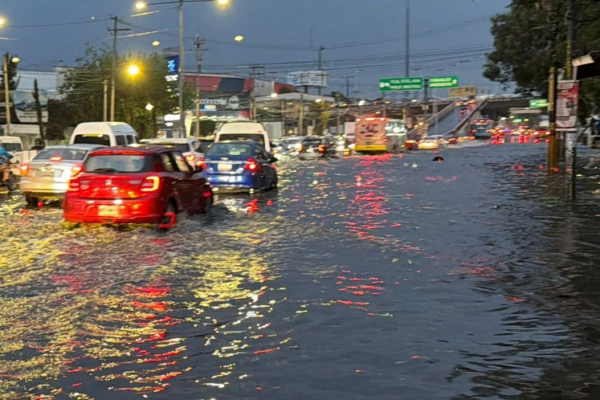 Una intensa lluvia provocó anegaciones en la Vía López Portillo.