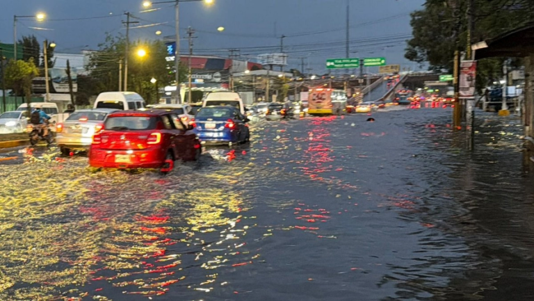 Una intensa lluvia provocó anegaciones en la Vía López Portillo.