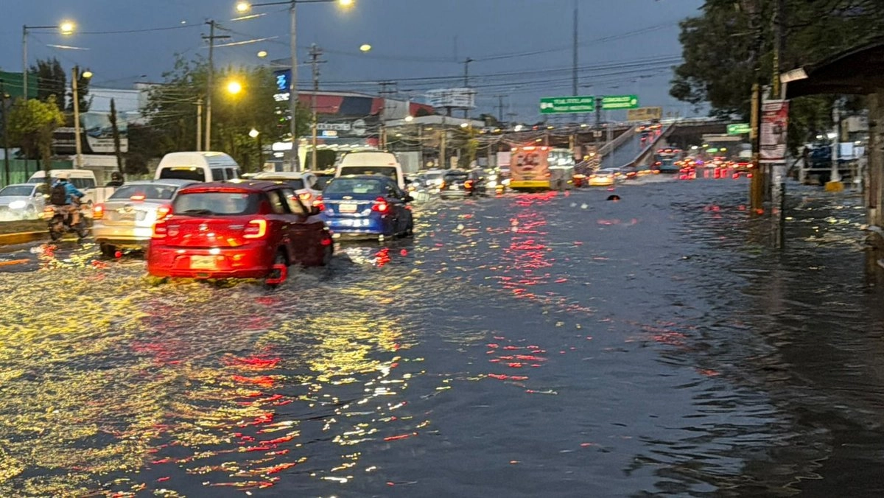 Una intensa lluvia provocó anegaciones en la Vía López Portillo.