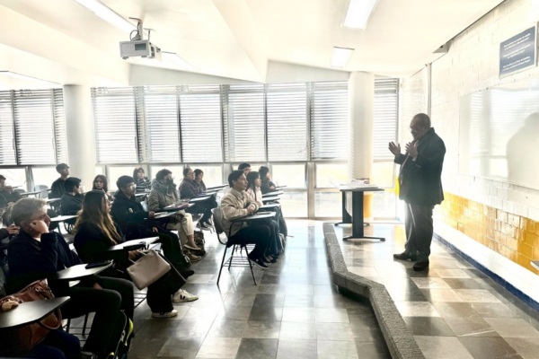 Especialistas y directores de primaria señalaron que la decisión de la Secretaría de Educación Pública (SEP) de “ajustar” el calendario del ciclo escolar 2025-2026, “demuestra, más allá de la incompetencia de quien encabeza el sector, una pésima relación de la actual administración federal con el sector educativo, y un profundo desconocimiento de los procesos formativos que ocurren en las escuelas”.