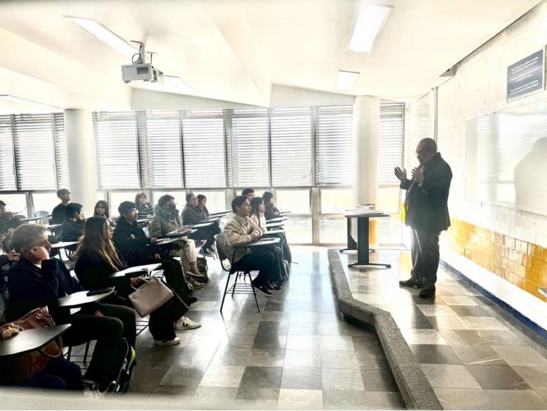 Especialistas y directores de primaria señalaron que la decisión de la Secretaría de Educación Pública (SEP) de “ajustar” el calendario del ciclo escolar 2025-2026, “demuestra, más allá de la incompetencia de quien encabeza el sector, una pésima relación de la actual administración federal con el sector educativo, y un profundo desconocimiento de los procesos formativos que ocurren en las escuelas”.