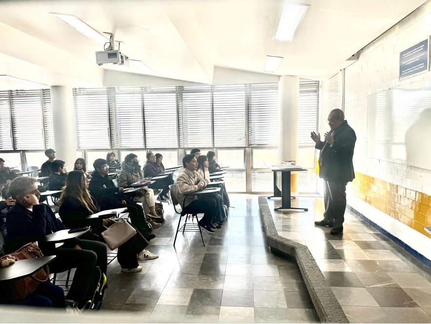 Especialistas y directores de primaria señalaron que la decisión de la Secretaría de Educación Pública (SEP) de “ajustar” el calendario del ciclo escolar 2025-2026, “demuestra, más allá de la incompetencia de quien encabeza el sector, una pésima relación de la actual administración federal con el sector educativo, y un profundo desconocimiento de los procesos formativos que ocurren en las escuelas”.
