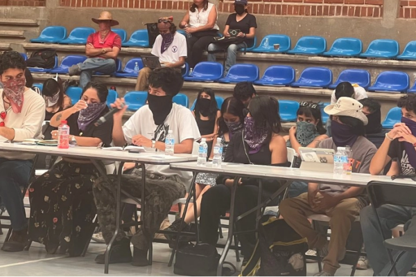 Tras una mesa de diálogo con la rectora Viridiana León Hernández, estudiantes insistieron en que el retorno presencial al Campus Chamilpa debe ser gradual y con garantías reales de protección.