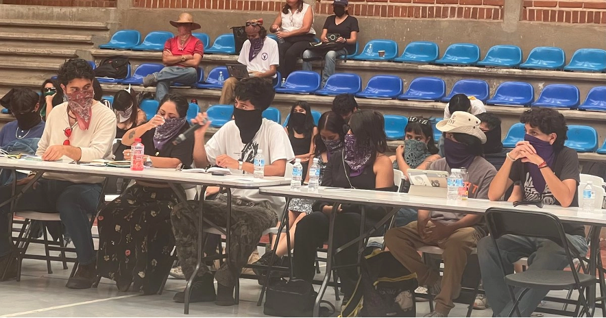 Tras una mesa de diálogo con la rectora Viridiana León Hernández, estudiantes insistieron en que el retorno presencial al Campus Chamilpa debe ser gradual y con garantías reales de protección.