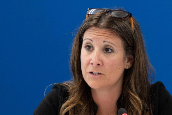 "Clasificamos a todas las personas a bordo como lo que llamamos contactos de alto riesgo", dijo Maria Van Kerkhove, directora de preparación y prevención de epidemias y pandemias de la OMS.