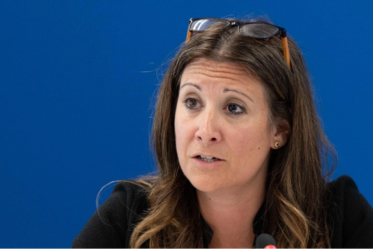 "Clasificamos a todas las personas a bordo como lo que llamamos contactos de alto riesgo", dijo Maria Van Kerkhove, directora de preparación y prevención de epidemias y pandemias de la OMS.