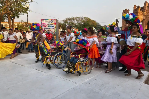 Con la participación de alumnos de seis Centros de Atención Múltiple (CAM), este miércoles se realizó en el municipio de Chiapa de Corzo el Primer encuentro de danza regional de Educación Especial. 