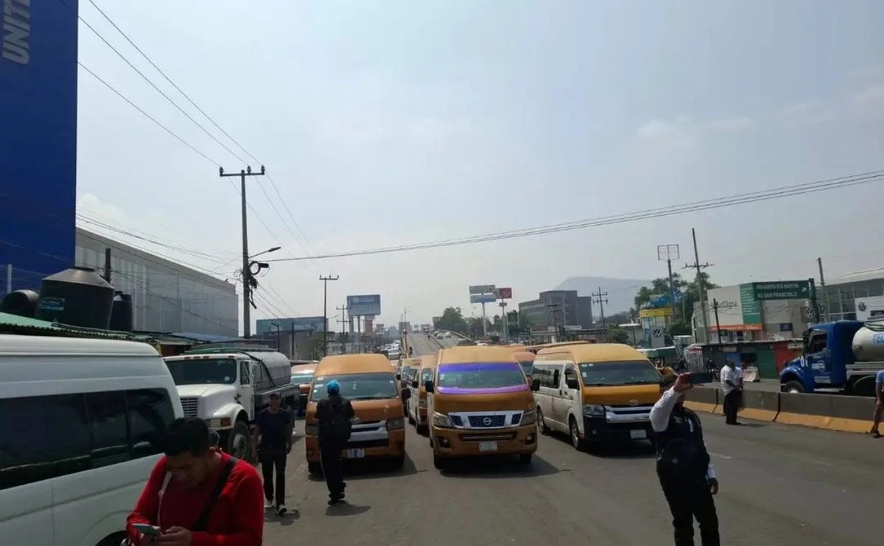 Los transportistas denunciaron tanto en la autopista México-Puebla como en la carretera federal México-Texcoco que continúa operando una mafia que involucra a policías, a personal del Ministerio Público y a concesionarios del servicio de grúas, salvamento y depósito vehicular.