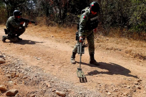 Se filtraron en las redes sociales las imágenes de integrantes de las fuerzas castrenses, que utilizando detectores y equipo especial antibombas, realizaban acciones de localización y la desactivación de uno de los explosivos tipo minas terrestres. 