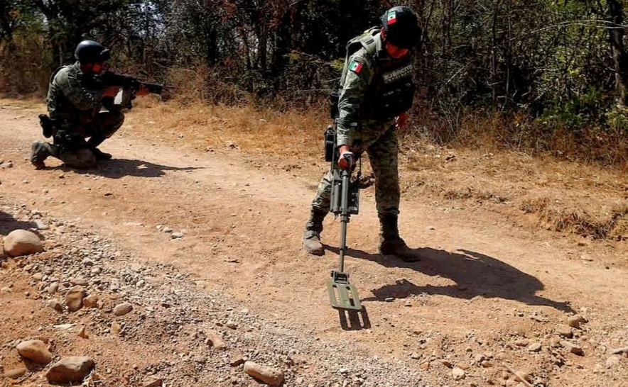 Se filtraron en las redes sociales las imágenes de integrantes de las fuerzas castrenses, que utilizando detectores y equipo especial antibombas, realizaban acciones de localización y la desactivación de uno de los explosivos tipo minas terrestres. 