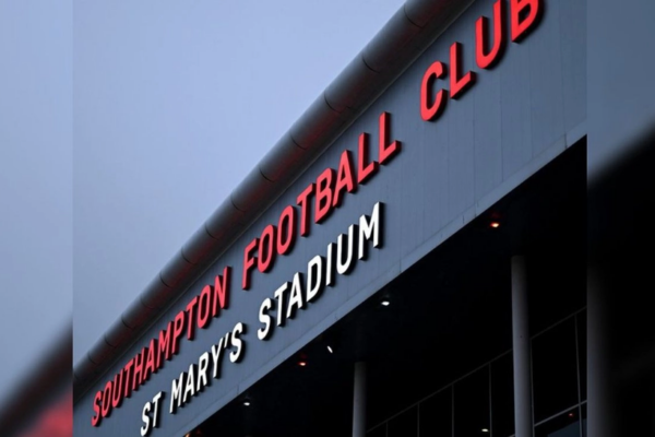 El Southampton fue expulsado de la final ⁠de la liguilla de ascenso del Championship inglés ⁠tras ser ⁠declarado culpable de espiar al Middlesbrough, su rival en las semifinales, informó el martes la Liga Inglesa de Fútbol .