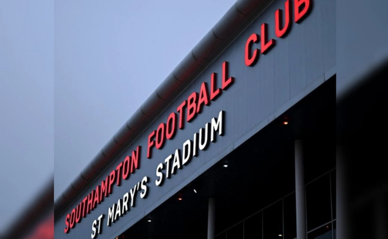 El Southampton fue expulsado de la final ⁠de la liguilla de ascenso del Championship inglés ⁠tras ser ⁠declarado culpable de espiar al Middlesbrough, su rival en las semifinales, informó el martes la Liga Inglesa de Fútbol .