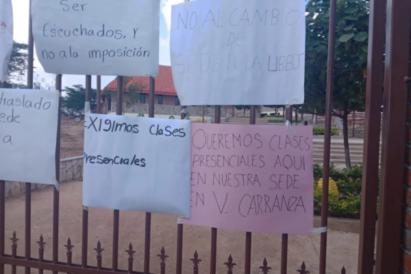 Alumnos y padres de familia de la Universidad del Bienestar, en Venustiano Carranza, Chiapas, exigieron la reanudación de clases, suspendidad desde el pasado 14 de abril.