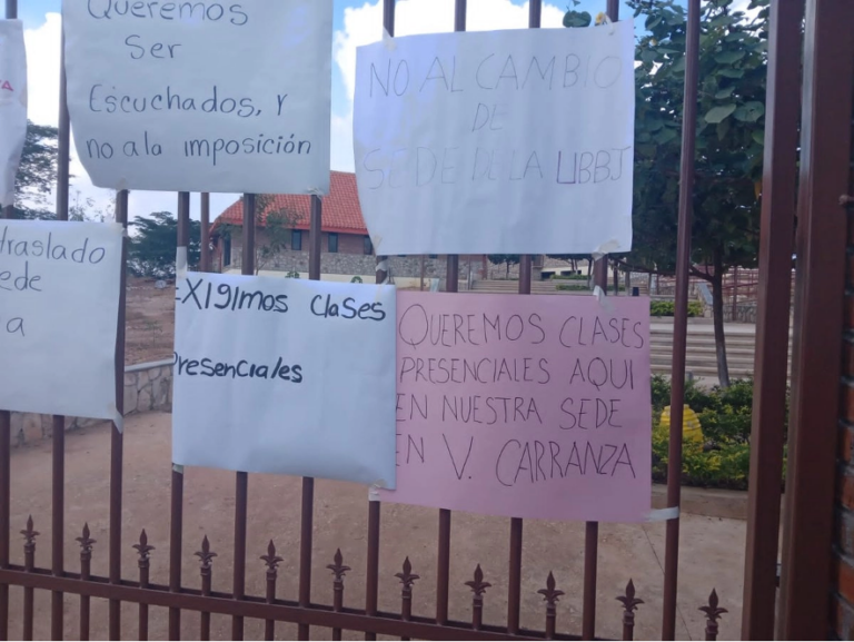 Alumnos y padres de familia de la Universidad del Bienestar, en Venustiano Carranza, Chiapas, exigieron la reanudación de clases, suspendidad desde el pasado 14 de abril.