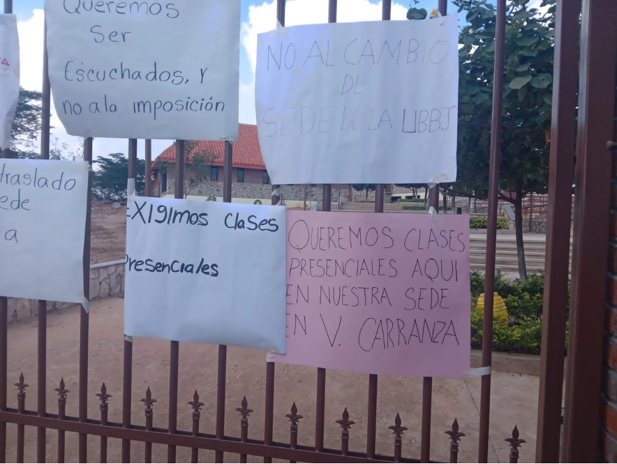 Alumnos y padres de familia de la Universidad del Bienestar, en Venustiano Carranza, Chiapas, exigieron la reanudación de clases, suspendidad desde el pasado 14 de abril.