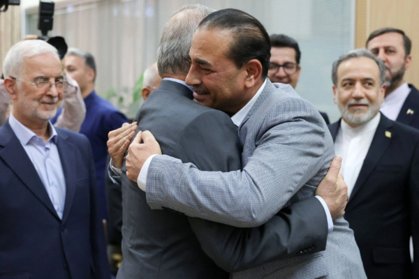 En esta fotografía facilitada por la presidencia iraní, el presidente de Irán, Masoud Pezeshkian (CL), abraza al jefe del ejército pakistaní, Syed Asim Munir (CR), en Teherán.