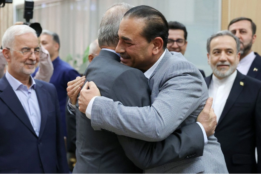 En esta fotografía facilitada por la presidencia iraní, el presidente de Irán, Masoud Pezeshkian (CL), abraza al jefe del ejército pakistaní, Syed Asim Munir (CR), en Teherán.