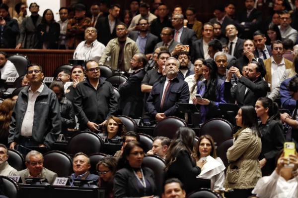 Con el voto de Morena y sus aliados, la Cámara de Diputados aprobó hoy en lo particular la iniciativa de reforma enviada por la presidenta Claudia Sheinbaum Pardo mediante la cual se aplazarán las elecciones del Poder Judicial al primer domingo de junio de 2028, para evitar que ese ejercicio se empalme con los comicios ordinarios del año próximo. 