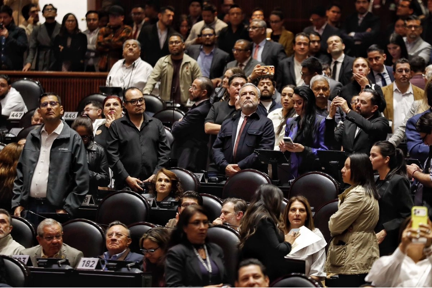 Con el voto de Morena y sus aliados, la Cámara de Diputados aprobó hoy en lo particular la iniciativa de reforma enviada por la presidenta Claudia Sheinbaum Pardo mediante la cual se aplazarán las elecciones del Poder Judicial al primer domingo de junio de 2028, para evitar que ese ejercicio se empalme con los comicios ordinarios del año próximo. 