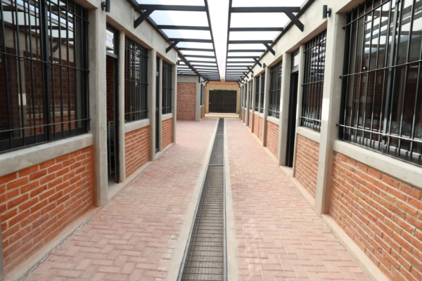 La alcaldía rehabilitó un mercado en ruinas y una vialidad ligada a la violencia para convertirlos en centro cultural y sendero seguro, como parte de una estrategia de reconstrucción social.