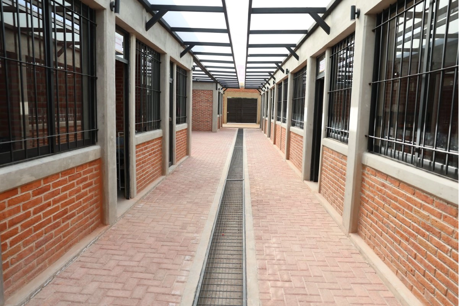 La alcaldía rehabilitó un mercado en ruinas y una vialidad ligada a la violencia para convertirlos en centro cultural y sendero seguro, como parte de una estrategia de reconstrucción social.