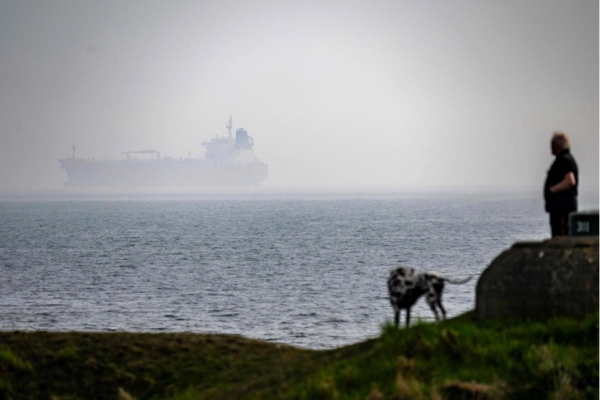 Suecia informó el 3 de mayo de 2026 que su guardia costera había abordado un buque frente a la costa sur, sospechoso de pertenecer a la "flota en la sombra" rusa. Ucrania lanzó este domingo una oleada de ataques contra dos petroleros de dicha flota.