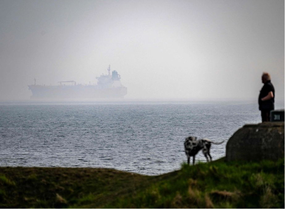 Suecia informó el 3 de mayo de 2026 que su guardia costera había abordado un buque frente a la costa sur, sospechoso de pertenecer a la "flota en la sombra" rusa. Ucrania lanzó este domingo una oleada de ataques contra dos petroleros de dicha flota.