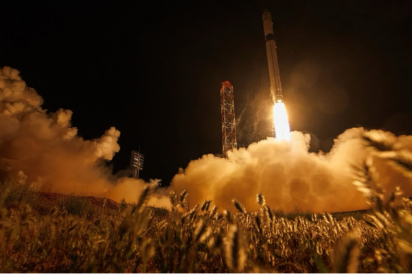 Rusia lanzó ayer domingo su cohete transportador clase media Soyuz-5 de nueva generación, la misión inaugural en el marco de pruebas para el desarrollo de vuelo, anunció la corporación espacial estatal Roscosmos. Un comunicado publicado en la página oficial de internet de Roscosmos indica que el cohete Soyuz-5 despegó de la Plataforma de Lanzamiento 45 del Cosmódromo de Baikonur, en Kazajistán, a las 21:00 hora de Moscú del jueves (18:00 GMT), transportando una carga útil simulada en una trayectoria suborbital. Las dos primeras etapas del cohete funcionaron con normalidad, y la carga útil simulada amerizó posteriormente en una área designada en el océano Pacífico, señala el comunicado. El director de Roscosmos, Dmitry Bakanov, mencionó que el Soyuz-5 es capaz de transportar hasta 17 toneladas a la órbita terrestre baja con alta precisión y se espera que reduzca significativamente el costo unitario del transporte de carga útil. Desarrollado y construido por el Centro Espacial de Cohetes Progreso en Samara, el Soyuz-5 está diseñado para colocar naves espaciales no tripuladas en órbita terrestre baja. El cohete cuenta con una configuración en serie de dos etapas y utiliza componentes propulsores amigables con el medio ambiente. El lanzamiento originalmente estaba programado para finales de 2025, pero el programa debió aplazarse para permitir pruebas adicionales de los sistemas a bordo y del equipo terrestre.