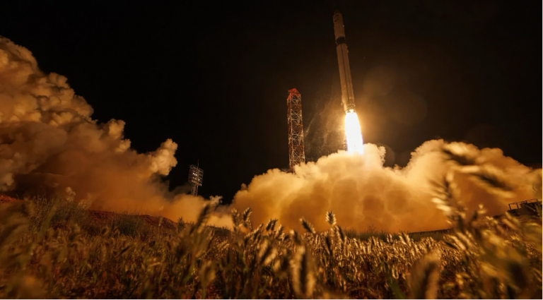 Rusia lanzó ayer domingo su cohete transportador clase media Soyuz-5 de nueva generación, la misión inaugural en el marco de pruebas para el desarrollo de vuelo, anunció la corporación espacial estatal Roscosmos. Un comunicado publicado en la página oficial de internet de Roscosmos indica que el cohete Soyuz-5 despegó de la Plataforma de Lanzamiento 45 del Cosmódromo de Baikonur, en Kazajistán, a las 21:00 hora de Moscú del jueves (18:00 GMT), transportando una carga útil simulada en una trayectoria suborbital. Las dos primeras etapas del cohete funcionaron con normalidad, y la carga útil simulada amerizó posteriormente en una área designada en el océano Pacífico, señala el comunicado. El director de Roscosmos, Dmitry Bakanov, mencionó que el Soyuz-5 es capaz de transportar hasta 17 toneladas a la órbita terrestre baja con alta precisión y se espera que reduzca significativamente el costo unitario del transporte de carga útil. Desarrollado y construido por el Centro Espacial de Cohetes Progreso en Samara, el Soyuz-5 está diseñado para colocar naves espaciales no tripuladas en órbita terrestre baja. El cohete cuenta con una configuración en serie de dos etapas y utiliza componentes propulsores amigables con el medio ambiente. El lanzamiento originalmente estaba programado para finales de 2025, pero el programa debió aplazarse para permitir pruebas adicionales de los sistemas a bordo y del equipo terrestre.