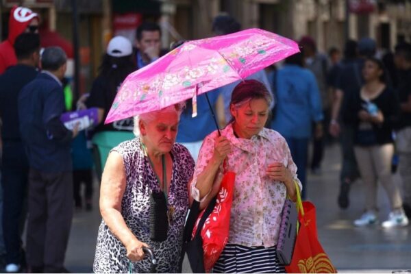 El calor en pacientes con hipertensión, insuficiencia cardíaca o cardiopatía isquémica puede descompensar la enfermedad y aumentar el riesgo de hipotensión, arritmias o empeoramiento de la insuficiencia cardíaca, según la profesora del Grado en Enfermería de la Universidad Europea, Verónica Saldaña.