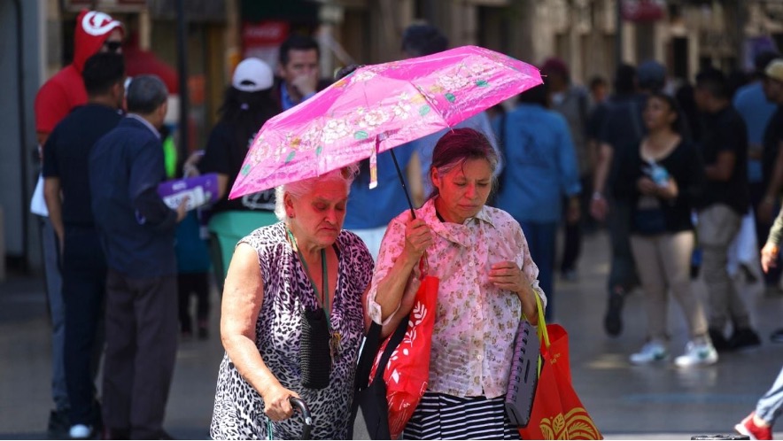 El calor en pacientes con hipertensión, insuficiencia cardíaca o cardiopatía isquémica puede descompensar la enfermedad y aumentar el riesgo de hipotensión, arritmias o empeoramiento de la insuficiencia cardíaca, según la profesora del Grado en Enfermería de la Universidad Europea, Verónica Saldaña.