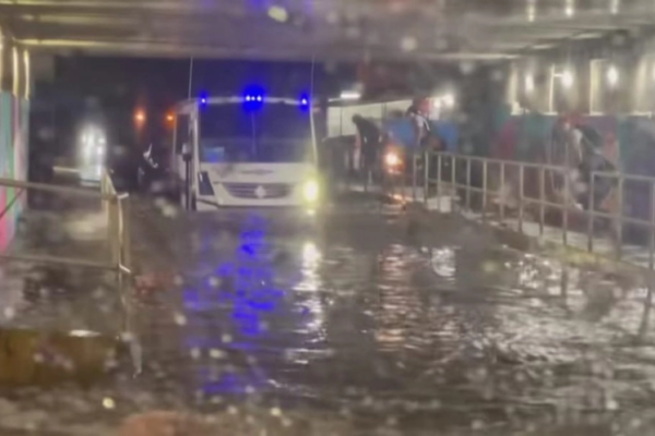 El servicio en la línea 1 del Mexibús fue suspendido esta noche en dos estaciones, debido a inundaciones en la avenida Nacional, a consecuencia de la lluvia que dejó algunos encharcamientos en algunos tramos viales en Tecámac y Ecatepec, de este sábado. La dirección del Sistema de Transporte Masivo y Teleférico informa que el servicio en la Línea 1 del Mexibús se realiza de la Central de Abastos a Ciudad Azteca en el perímetro del municipio de Ecatepec. En tanto, está fuera de servicio en las estaciones Insurgentes a Ojo de Agua  debido a las anegaciones. La lluvia provocó anegaciones en tramos viales en la colonia Santa Clara, Santa María Chiconautla, a la altura de Venta de Carpio, entre otros puntos, donde conductores han optado por detener sus trayectorias en espera de que descienda el nivel de las acumulaciones pluviales. La Comisión del Agua del Estado de México (Caem) desplegó elementos del Grupo Tláloc que levanta coladeras para reducir riesgos de encharcamiento en la Vía Morelos, a la altura de la zona Industrial de Santa Clara Cerro Gordo. Usuarios reportaron anegaciones a la altura del puente de El Gallito y la Palma, donde esta noche labraron cuadrillas de trabajadores del municipio en el desfogue de los escurrimientos.