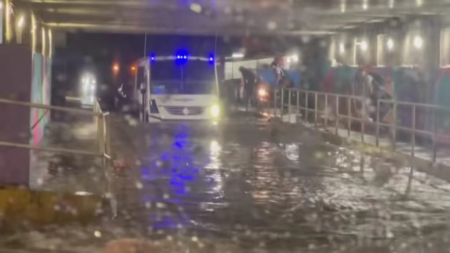 El servicio en la línea 1 del Mexibús fue suspendido esta noche en dos estaciones, debido a inundaciones en la avenida Nacional, a consecuencia de la lluvia que dejó algunos encharcamientos en algunos tramos viales en Tecámac y Ecatepec, de este sábado. La dirección del Sistema de Transporte Masivo y Teleférico informa que el servicio en la Línea 1 del Mexibús se realiza de la Central de Abastos a Ciudad Azteca en el perímetro del municipio de Ecatepec. En tanto, está fuera de servicio en las estaciones Insurgentes a Ojo de Agua  debido a las anegaciones. La lluvia provocó anegaciones en tramos viales en la colonia Santa Clara, Santa María Chiconautla, a la altura de Venta de Carpio, entre otros puntos, donde conductores han optado por detener sus trayectorias en espera de que descienda el nivel de las acumulaciones pluviales. La Comisión del Agua del Estado de México (Caem) desplegó elementos del Grupo Tláloc que levanta coladeras para reducir riesgos de encharcamiento en la Vía Morelos, a la altura de la zona Industrial de Santa Clara Cerro Gordo. Usuarios reportaron anegaciones a la altura del puente de El Gallito y la Palma, donde esta noche labraron cuadrillas de trabajadores del municipio en el desfogue de los escurrimientos.