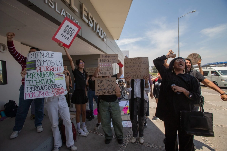 Activistas festejaban al término de la sesión del Congreso del Estado donde se votó a favor de la Ley de Identidad de Género el pasado 30 de abril.