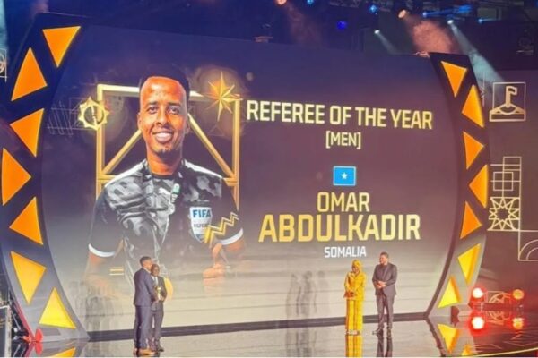 Las autoridades de inmigración estadounidenses denegaron el permiso de ingreso al árbitro somalí, designado el mejor silbante masculino del 2025 por la Confederación Africana de Futbol (CAF), debido a "problemas en el proceso de verificación de antecedentes"; el Ministerio de Juventud y Deportes, junto con el Ministerio de Exteriores de Somalia, exigen a Estados Unidos y FIFA una explicación clara.