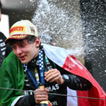El ganador del trofeo de constructores, el director del equipo austriaco y CEO de Mercedes, Toto Wolff (izquierda), y el ganador, el piloto italiano de Mercedes, Kimi Antonelli, celebran en el podio después de competir en el Gran Premio de Fórmula 1 de Mónaco en el circuito urbano de Mónaco, antes del 7 de junio de 2026.