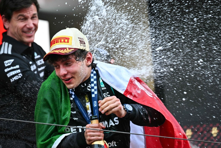 El ganador del trofeo de constructores, el director del equipo austriaco y CEO de Mercedes, Toto Wolff (izquierda), y el ganador, el piloto italiano de Mercedes, Kimi Antonelli, celebran en el podio después de competir en el Gran Premio de Fórmula 1 de Mónaco en el circuito urbano de Mónaco, antes del 7 de junio de 2026.