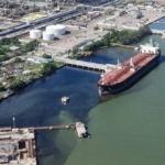 Pemex informó que continúa con las labores de vigilancia, monitoreo y análisis en instalaciones colindantes al Río Pánuco, luego de detectarse una mancha oscura en aguas cercanas al canal de Varadero.