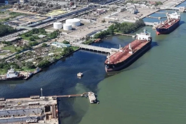 Pemex informó que continúa con las labores de vigilancia, monitoreo y análisis en instalaciones colindantes al Río Pánuco, luego de detectarse una mancha oscura en aguas cercanas al canal de Varadero.