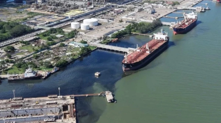Pemex informó que continúa con las labores de vigilancia, monitoreo y análisis en instalaciones colindantes al Río Pánuco, luego de detectarse una mancha oscura en aguas cercanas al canal de Varadero.