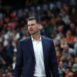 El brasileño Tiago Splitter fue nombrado nuevo entrenador jefe de los icónicos Bulls de Chicago, un hito para el basquetbol latinoamericano en la NBA.