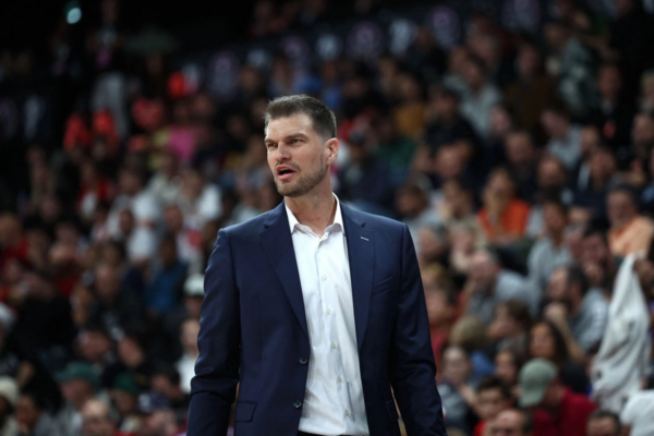 El brasileño Tiago Splitter fue nombrado nuevo entrenador jefe de los icónicos Bulls de Chicago, un hito para el basquetbol latinoamericano en la NBA.