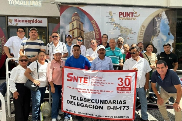 Profesores del municipio de Tula se desplazaron hasta esta capital para protestar frente al palacio de gobierno, donde reclamaron que el supervisor Rolando Maldonado les aplica descuentos injustificados. 