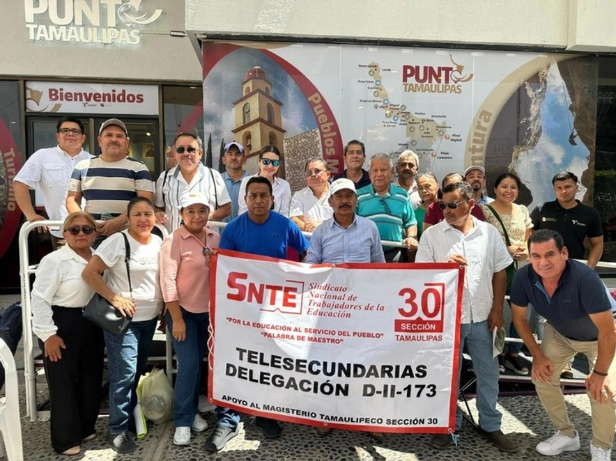 Profesores del municipio de Tula se desplazaron hasta esta capital para protestar frente al palacio de gobierno, donde reclamaron que el supervisor Rolando Maldonado les aplica descuentos injustificados. 