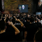 Simpatizantes de Hezbollah atienden en Beirut el sermón del líder la milicia, Sheikh Naim Qassem, con motivo de la Ashoura, una las celebraciones religiosas más importantes de los musulmanes, que recuerda el martirio de Hussein, nieto del profeta Mahoma en el siglo VII.