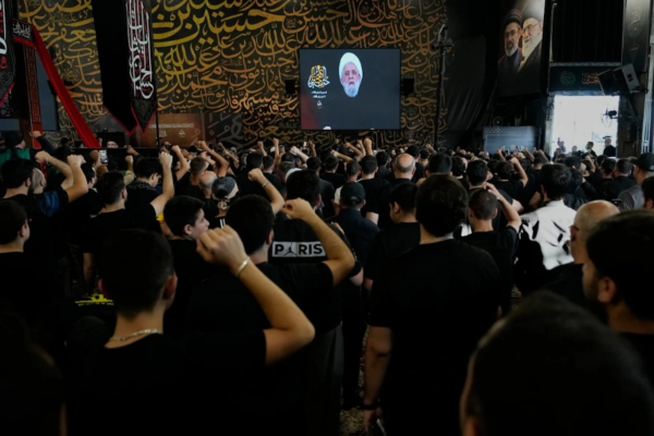 Simpatizantes de Hezbollah atienden en Beirut el sermón del líder la milicia, Sheikh Naim Qassem, con motivo de la Ashoura, una las celebraciones religiosas más importantes de los musulmanes, que recuerda el martirio de Hussein, nieto del profeta Mahoma en el siglo VII.