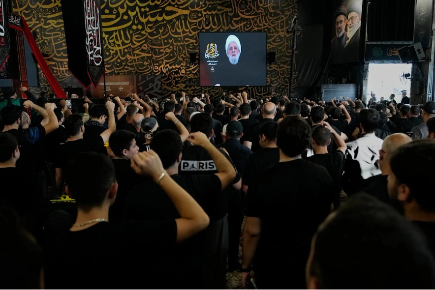 Simpatizantes de Hezbollah atienden en Beirut el sermón del líder la milicia, Sheikh Naim Qassem, con motivo de la Ashoura, una las celebraciones religiosas más importantes de los musulmanes, que recuerda el martirio de Hussein, nieto del profeta Mahoma en el siglo VII.