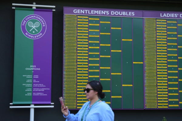 Cartel del Campeonato de Tenis de Wimbledon, en Londres, el 24 de junio de 2026.